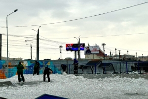 Омский скейт-парк на Бударина начали очищать от снега и наледи