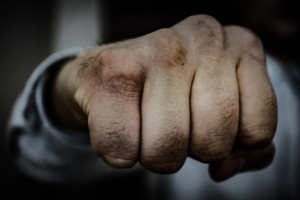 В омском Любино банда подростков в масках и с пневматом ворвалась в дом местного жителя