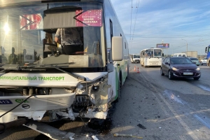 В Омске легковушка выехала на встречку и протаранила автобус: пострадали шесть человек (Обновлено)
