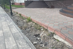 В Омске на водителя грузовика, который ездил по новым тротуарам бульвара Архитекторов, завели дело