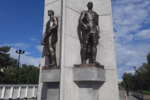 Омичи в шоке: скульптуры на бульваре Победы покрасили черной краской