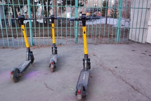 В Омске суд взыскал с кикшеринга компенсацию за то, что подросток на электросамокате врезался в машину