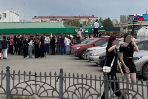 В центре Омска после уличного концерта остались горы мусора - наказать обещают владельцев кафе и магазинов