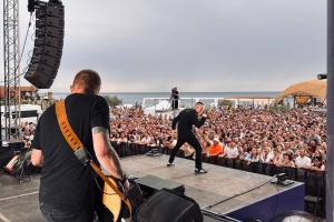 У гитариста омской группы 25/17 в пожаре из-за молнии сгорели дом и студия