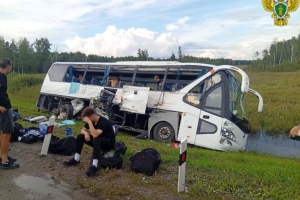 На омской трассе столкнулись три большегруза, легковушка и автобус, который вез футбольную команду