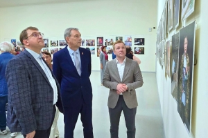 Спикер омского Заксобрания Артемов посетил фотовыставку «Забвению не подлежит»