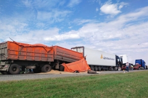 В массовом ДТП на трассе под Омском погиб водитель КамАЗа