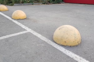 Омич выиграл суд у соседей, которые сделали себе личную парковку у подъезда