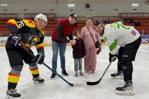 Хоккеисты -любители организовали благотворительный турнир для помощи маленькой омичке