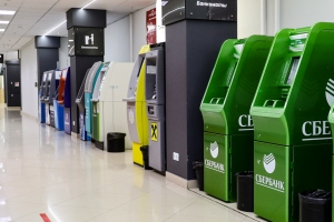 С сентября в банках начнут действовать новые правила для защиты от мошенников: рассказываем, какие (карточки)