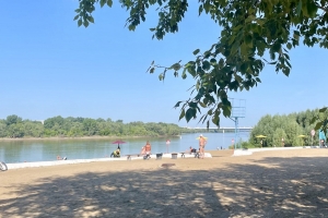 Для Центрального пляжа в Омске закупают шезлонги, теневые навесы, зонтики, уличные души