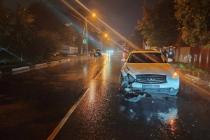 Молодая пара в больнице: в Омске водитель врезался в авто с девушкой за рулем 