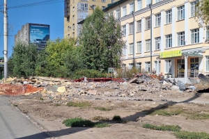 В Омске полностью снесли один из старейших ресторанов быстрого питания «Ростикс»