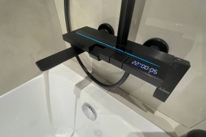 Горячую воду в нескольких домах Омска обещают дать только в сентябре