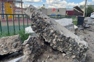 Коммунальщики разрушили двор дома на Октябрьской в Омске, но горячую воду не дали - ее нет уже 90 дней