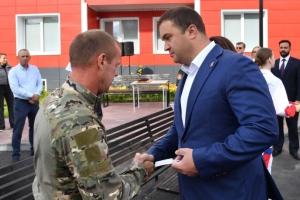 Губернатор Хоценко передал ветеранам СВО ключи от машин