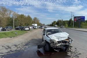 В Омске в ДТП на встречке пострадали женщина и двое детей