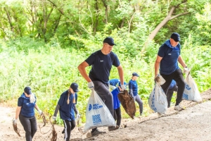 В Омске очистили берег Оми силами волонтеров Омского НПЗ