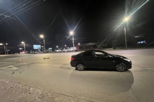 В Омске легковушка сбила мужчину на электросамокате