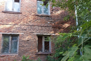 «На глазах растут новые трещины»: на Молодогвардейской в Омске продолжает разрушаться пятиэтажка с жильцами