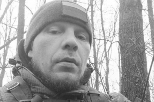 «По характеру был добрым, отзывчивым»: В Омской области простились с погибшим на СВО  скотником