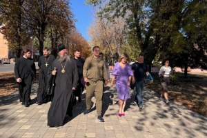 Омский губернатор Виталий Хоценко и митрополит Дионисий оценили восстановление подшефного Стаханова в ЛНР