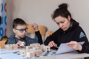 Дети с особенностями здоровья учатся инженерному делу при содействии Омского НПЗ