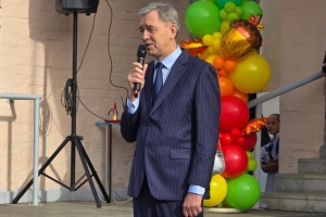 Александр Артемов поздравил омских школьников и студентов с Днем знаний