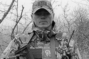 Был общительным, любил детей: В Омской области похоронили участника СВО Евгения Козлова