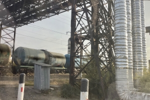 Транспортный коллапс в Старом Кировске: автомобилисты часами стоят на переезде