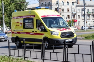 В Омске водителю стало плохо за рулем - он въехал в дерево и умер