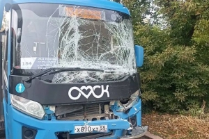 В Омске столкнулись два пассажирских автобуса: есть пострадавшие