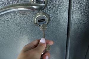 Под контролем Виталия Хоценко продолжается обеспечение омских сирот жильем