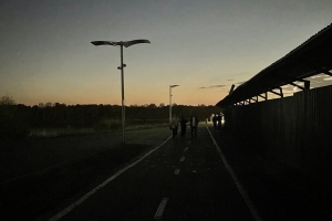 В прогулочной зоне вдоль набережной в центре Омска по вечерам наступает кромешная тьма 