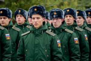 В регионах начинается осенний призыв —  власти объяснили, почему в армию отправят больше парней, чем обычно
