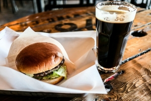 Пивоваренная AB InBev, которой принадлежит и омский пивзавод, сменила название