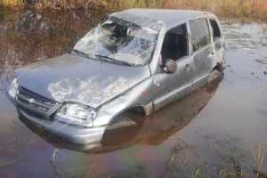 Пьяный водитель улетел в кювет с водой в Омской области