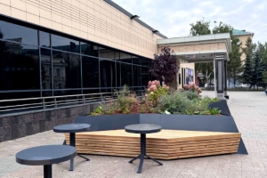 У омской филармонии обустроили Камерный сад