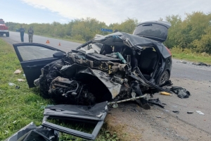 Водитель легковушки погиб в лобовом столкновении с КамАЗом в Омской области