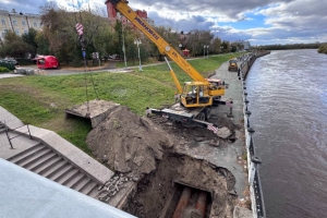 В центре Омска раскопали асфальт на набережной