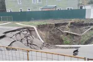 В Омске образовался огромный провал на дороге в Старом Кировске