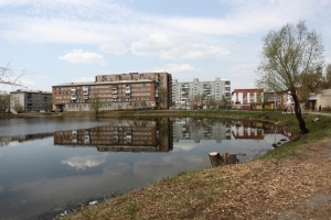 Омичи пожаловались на запах канализации от озера Кирпичка в Кировском округе