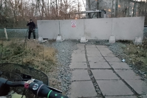 В микрорайоне Амур-2 в Омске перекрыли путь пешеходам через ж/д пути