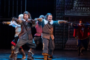 Зрителей омской «Галерки» оглушили звоном шпаг - рецензия на премьеру