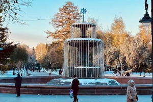 Городские фонтаны Омска готовят к Новому году: началась установка иллюминации