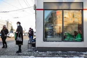 В Омске с наступлением холодом подростки оккупируют теплые остановки