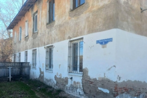 Износ более 70%: суд постановил расселить аварийный дом в омском микрорайоне Береговой