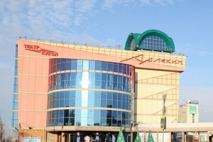 На здании омского театра «Арлекин» загорелась световая вывеска