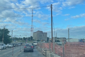 В Омске подростки кидали лед в машины с недостроенного «Хилтона» у Телецентра