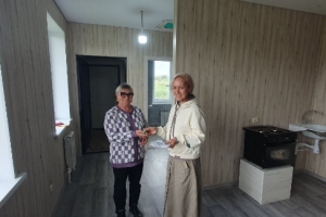 Виталий Хоценко обеспечил передачу еще более 80 квартир сиротам в Омской области